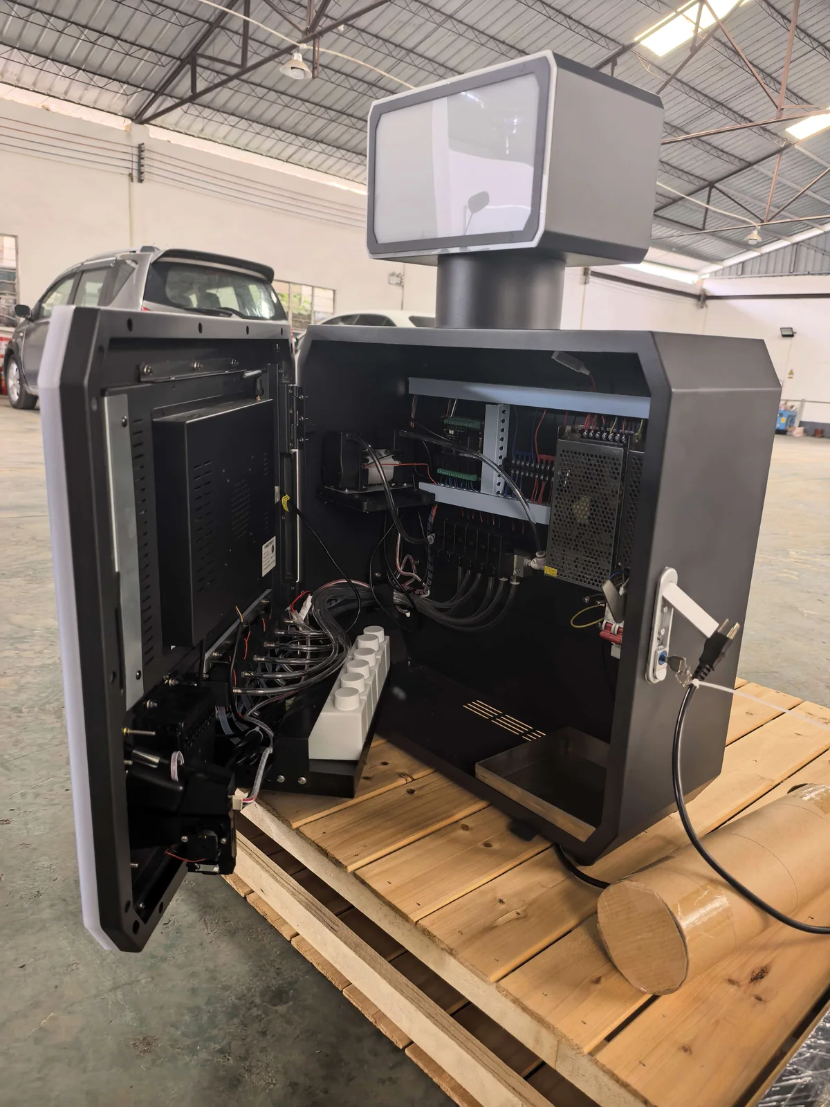 Interior de una máquina Good2Own con componentes y seis líneas de fragancia